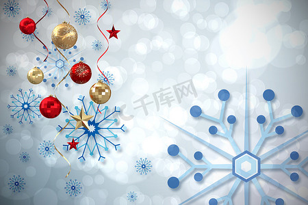 悬挂圣诞装饰品和彩带的合成图像