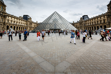 云展览摄影照片_法国巴黎卢浮宫博物馆前的玻璃金字塔