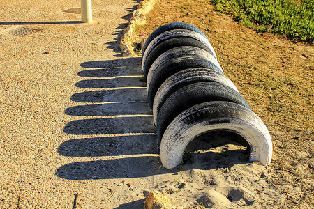 沙滩上用轮胎制作的生态自行车停车场