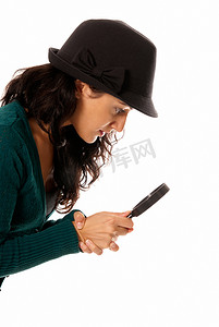 睿智的人摄影照片_戴着放大镜和帽子的年轻女子正在寻找白色背景中孤立的东西