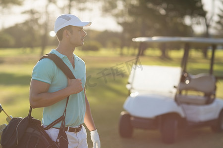 年轻的高尔夫球手携带包