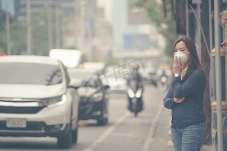 遮脸摄影照片_城市街道上戴着防护面具的女人