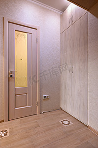 卫生间门摄影照片_卫生间门的景色和走廊内部的大衣柜