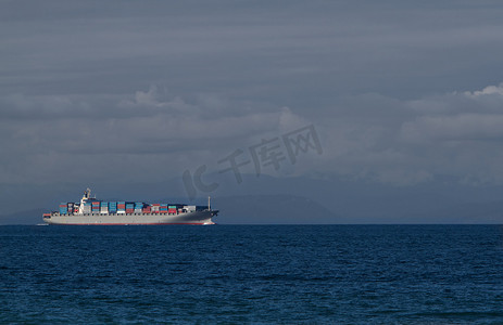 油轮摄影照片_胡安德富卡海峡上的货轮
