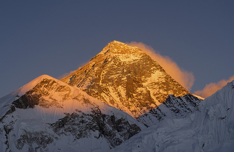 珠穆朗玛峰山顶或峰顶在日落或日出
