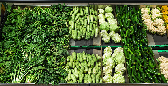 超市货架上的蔬菜。