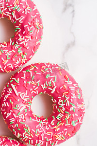 磨砂甜甜圈、大理石桌背景上的甜糕点甜点、甜甜圈作为美味小吃、顶级食品品牌平面布局，用于博客、菜单或食谱设计