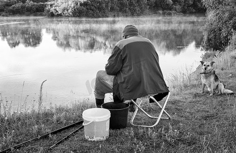 一个人在美丽的湖岸边钓鱼。