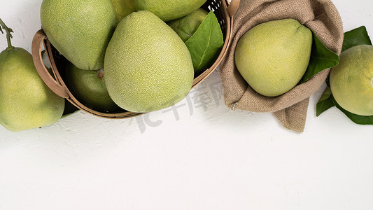 中中秋节摄影照片_新鲜柚子、柚子、葡萄柚、白色背景的柚子、中秋节水果、顶视图、平躺。