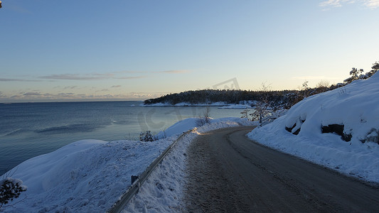 海边冬天摄影照片_太阳落在靠近海边的路上