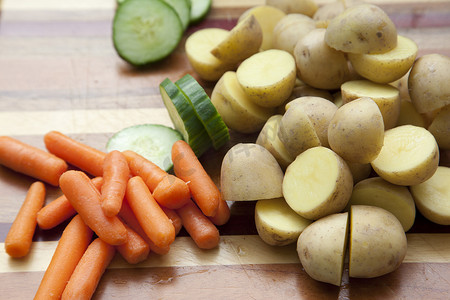 用胡萝卜和黄瓜切土豆