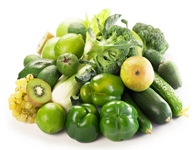 带叶子的新鲜蔬菜-猕猴桃、葡萄、苹果和碎果、黄瓜、西葫芦、西兰花、卷心菜和绿色蔬菜，背景为白色。
