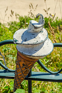 海滨村庄栏杆上的金属装饰品，这是威化饼中冰淇淋形状的象征性元素