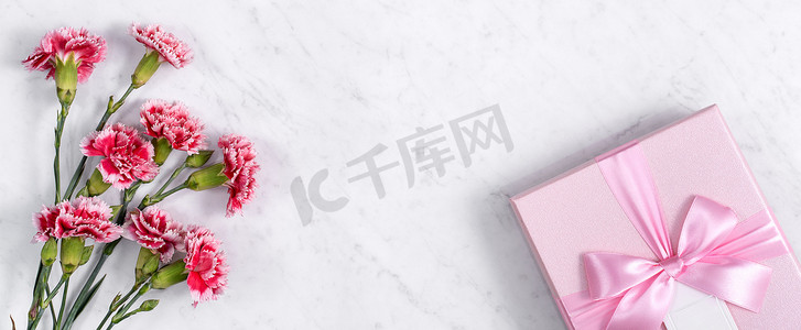 白色大理石背景康乃馨花束母亲节节日问候礼物的概念
