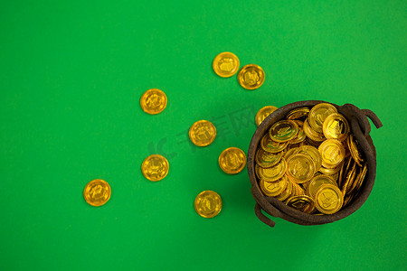 金币巧克力摄影照片_装满巧克力金币的圣帕特里克节罐子