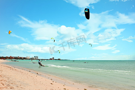 在加勒比海阿鲁巴岛上的棕榈滩放风筝