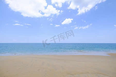 风景景观 气氛是美丽的沙滩和大海和天空的颜色，泰国的海滩普吉岛。