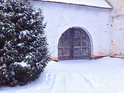 修道院的老门在冬天