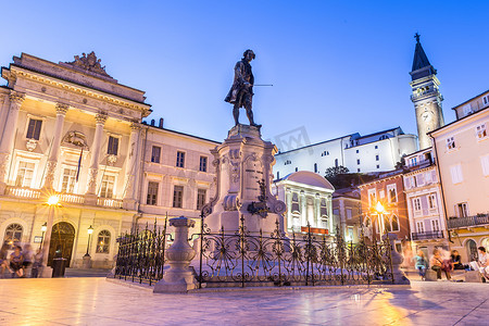 格子塔摄影照片_皮兰，斯洛文尼亚，欧洲的塔蒂尼广场