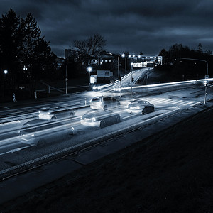 夜间照片交通在路上。