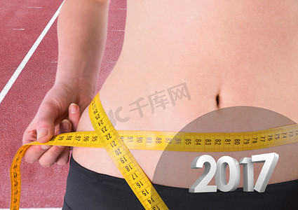 女人测量她的腰对 3D 2017