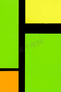 黑纸上的绿色、黄色和橙色色调彩色办公室贴纸。 