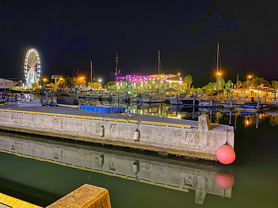 意大利里米尼- 2020年8月26日：城市港口和bui的夜景