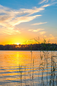 夕阳和湖水摄影照片_湖面上的金色夕阳和美丽的天空