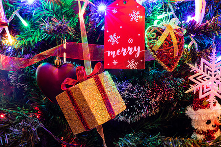 杉树上的圣诞挂饰。