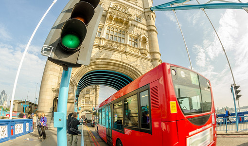 穿过伦敦塔桥的双层红色巴士