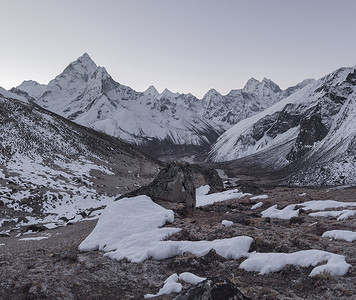 Ama Dablam 峰会和 Pheriche 山谷