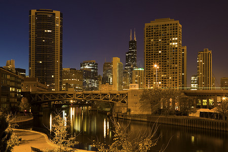 芝加哥河和城市摩天大楼