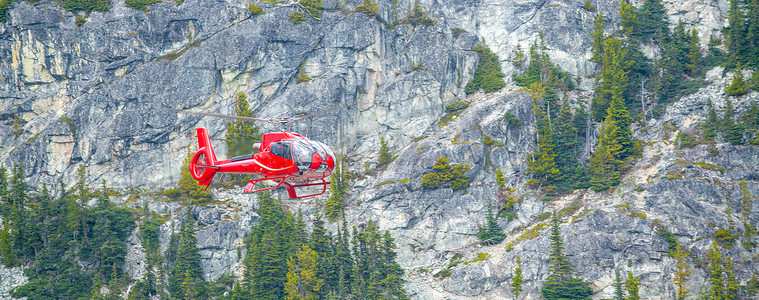 红色直升机在山区救援伤员