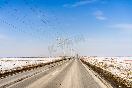 冬季，2021 年在罗马尼亚布加勒斯特开车时，透过挡风玻璃可以看到汽车和雪街。