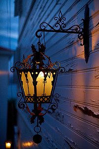 房子立面上发光的旧路灯照明。
