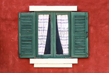 如懿传红墙摄影照片_旧绿窗与红墙上的窗帘