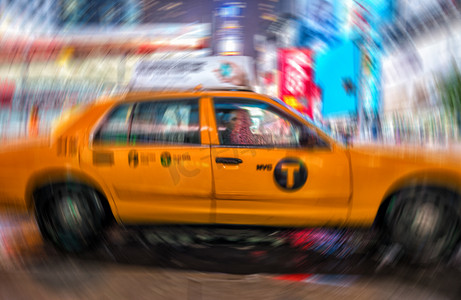 曼哈达时代广场夜色中模糊移动的黄色出租车