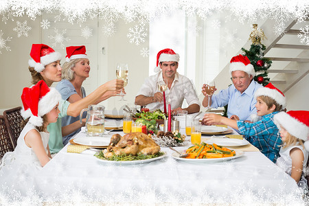 家庭在吃圣诞大餐时敬酒的合成图像
