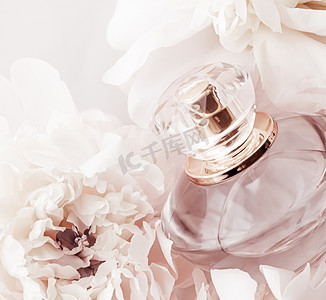 香水瓶作为牡丹花背景下的豪华香水产品、香水广告和美容品牌