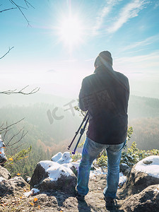 自然摄影师在雪山中拍照