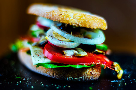 烤三明治，包括各种冷肉、奶酪、蘑菇、番茄和鸡蛋，美味健康的小吃
