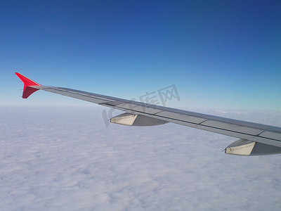 云层上方的飞机机翼