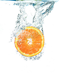 落在水中的新鲜橙子