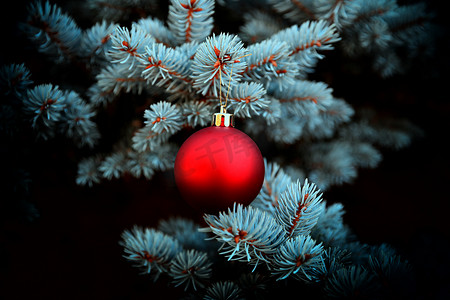 真实圣诞树摄影照片_节日用红色装饰品装饰的复古圣诞树