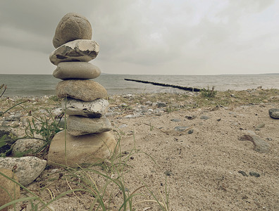 海边鹅卵石上的海石金字塔。