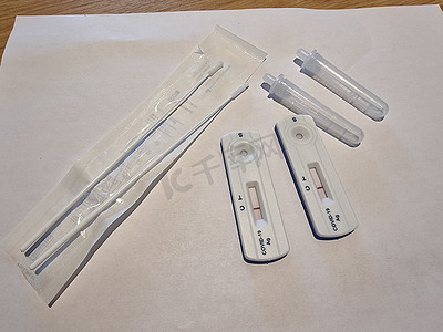 在医院实验室使用快速检测装置对 COVID-19、新型冠状病毒、COVID-19 鼻拭子实验室检测得出阴性结果