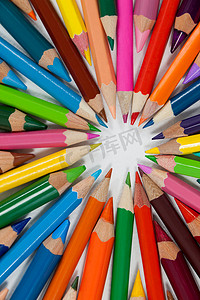 围成一圈的彩色铅笔特写