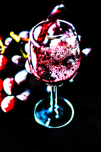 红酒杯免抠素材摄影照片_将红酒倒入玻璃杯中，用一杯葡萄酒庆祝片刻，为美食家提供精美的酒