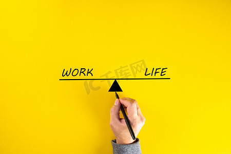 工作与生活摄影照片_工作与生活平衡概念，手绘黄色背景