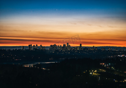 铁道摄影照片_不列颠哥伦比亚省温哥华夕阳天空背景下的铁道镇市